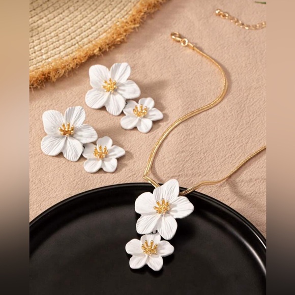 White Flower Earrings and Necklace Set - Picture 2 of 7